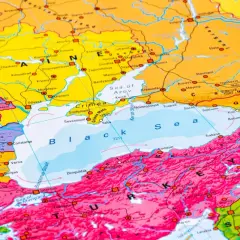 Mapa Morza Czarnego i okolic. Widać fragment Turcji, Gruzji, Ukrainy i Rosji. Czy Turcja jest w Europie? Mapa pokazuje, że część Turcji leży w Europie, a część w Azji.