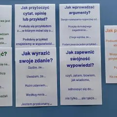 Pomocne frazy do zakończenia rozprawki: "Podsumowując rozważania, stwierdzam, że...", "Na zakończenie warto...".