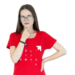 Młoda kobieta w okularach i czerwonej koszulce z napisem "OLIJ UMYSŁ" zastanawia się, czy jej pomysł jest ex aequo dobry jak inne.