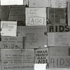 Ludzie błagają o pomoc, umierają na AIDS. Kartony z napisami "SOS", "Help", "Proszę o pomoc" świadczą o desperacji i walce o życie w obliczu choroby, która w tamtych czasach była naznaczona stygmatyzacją i brakiem wsparcia, tworząc swoistą **hegemonię*...