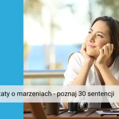 Kobieta zamyślona, z dłońmi podpartymi pod brodą, patrzy w górę. Na stole przed nią leży aparat i telefon. Tekst: "Cytaty o marzeniach - poznaj 30 sentencji".