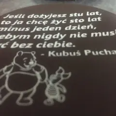 Kubuś Puchatek cytaty: "Jeśli dożyjesz stu lat, to ja chcę żyć sto lat minus jeden dzień, żebym nigdy nie musiał żyć bez ciebie.