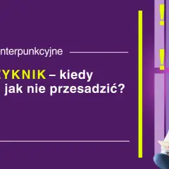 Zasady interpunkcyjne: WYKRZYKNIK – kiedy używać, jak nie przesadzić? Młoda kobieta z książką, otoczona wykrzyknikami.