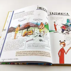 Przedstawia ilustrację z książki, gdzie pierwotni ludzie zastanawiają się nad tajemnicami świata, a w innej scenie ludzie próbują naprawić samochód, dyskutując o trudnych pytaniach. Bóg jest tu symbolem tych zagadek.