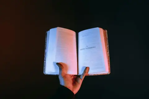 Otwarta księga, oświetlona neonowym blaskiem, przypomina, czym dla człowieka mogą być wspomnienia – skarbnicą wiedzy i przewodnikiem.