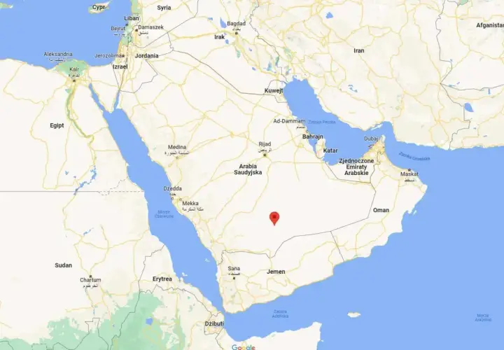 Mapa przedstawia półwysep arabski z zaznaczonym punktem w Arabii Saudyjskiej. Widoczne są Egipt, Morze Czerwone, Jemen i Zatoka Perska.