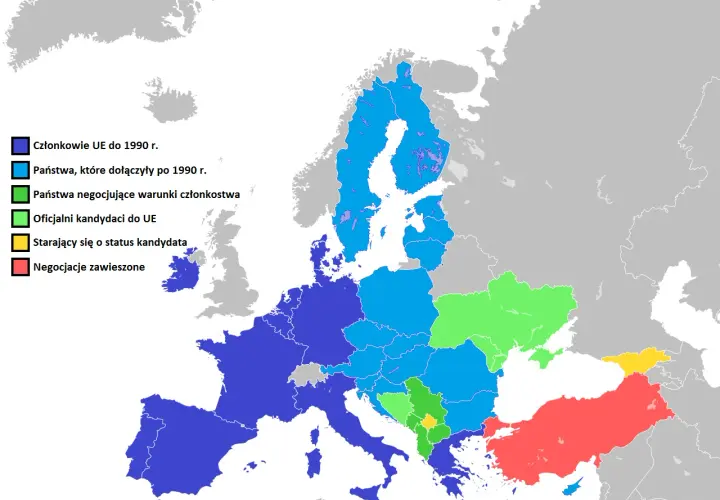 Mapa Europy z zaznaczonymi państwami członkowskimi UE, państwami, które dołączyły po 1990 r., negocjującymi warunki członkostwa, oficjalnymi kandydatami, starającymi się o status kandydata i państwami z zawieszonymi negocjacjami.