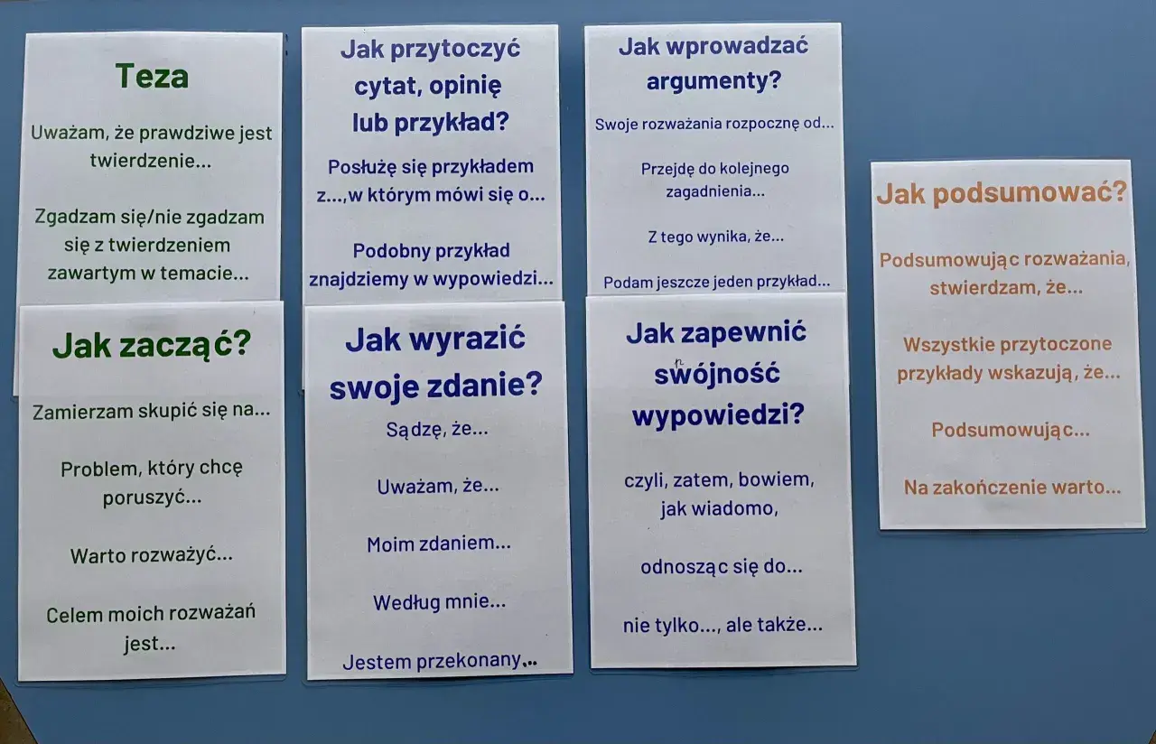 Pomocne frazy do zakończenia rozprawki: "Podsumowując rozważania, stwierdzam, że...", "Na zakończenie warto...".