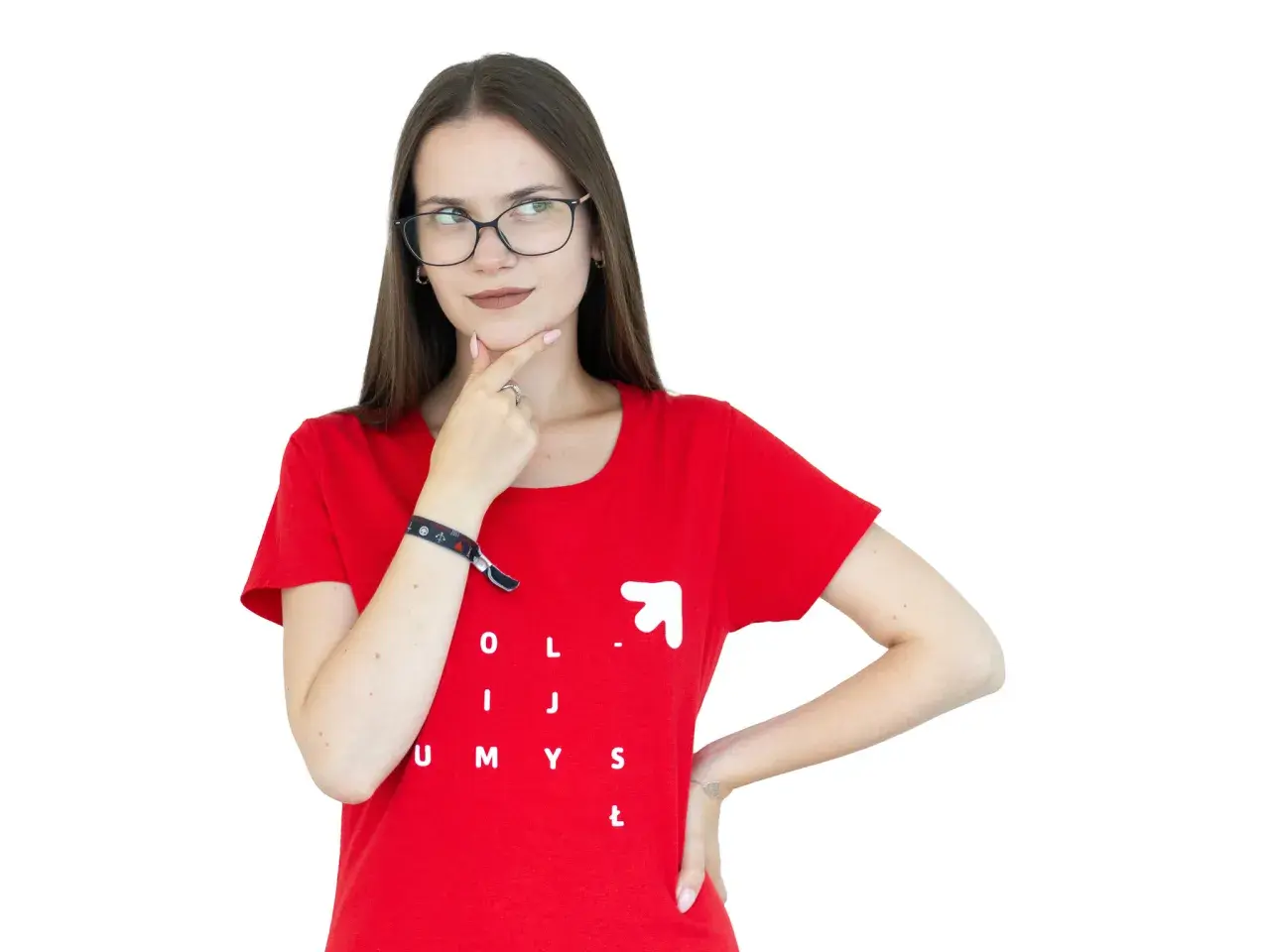 Młoda kobieta w okularach i czerwonej koszulce z napisem "OLIJ UMYSŁ" zastanawia się, czy jej pomysł jest ex aequo dobry jak inne.