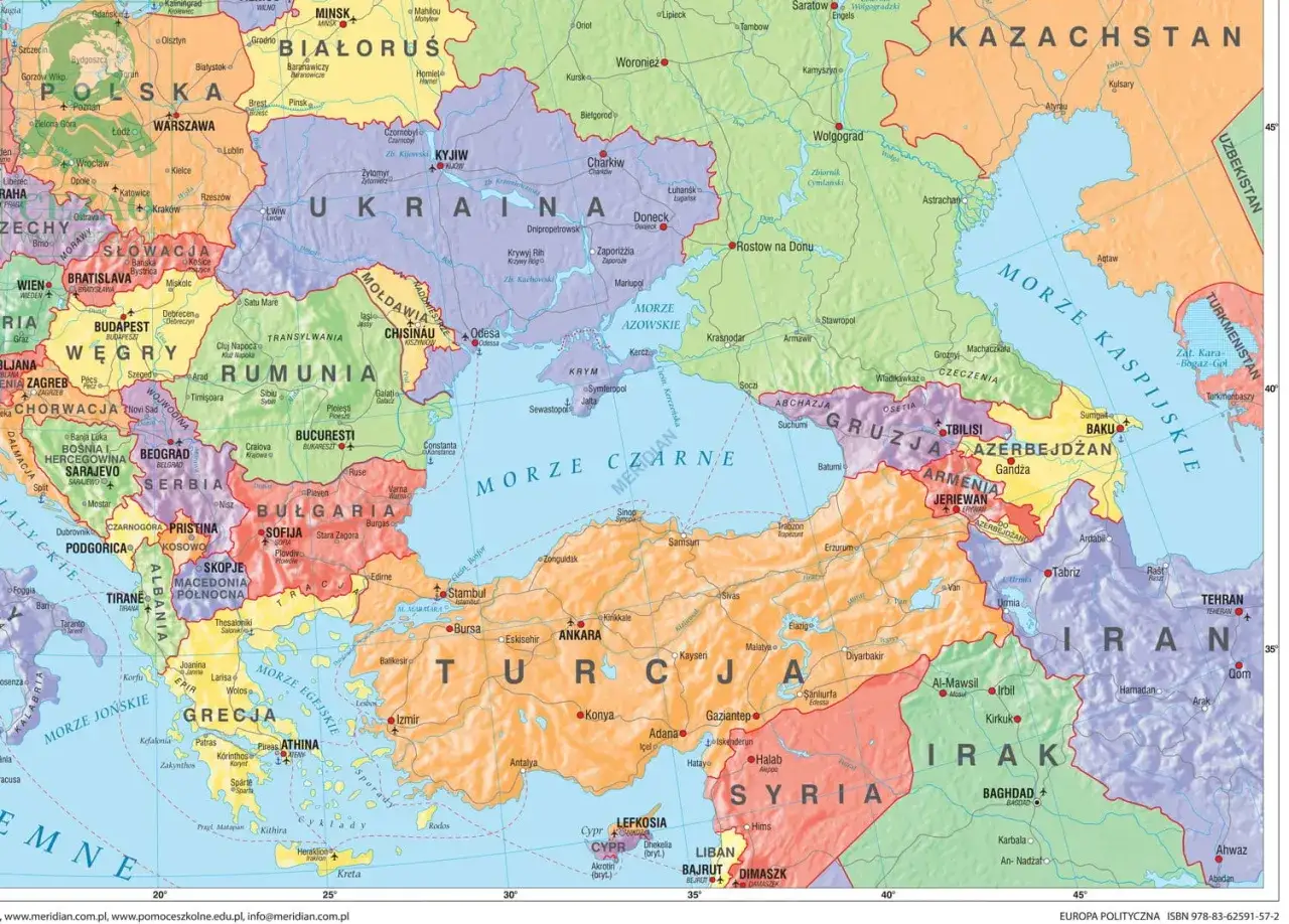 Polityczna mapa Europy z zaznaczonymi państwami, stolicami i morzami. Widoczna jest m.in. Polska, Ukraina, Turcja, Grecja, Bałkany i Morze Czarne.