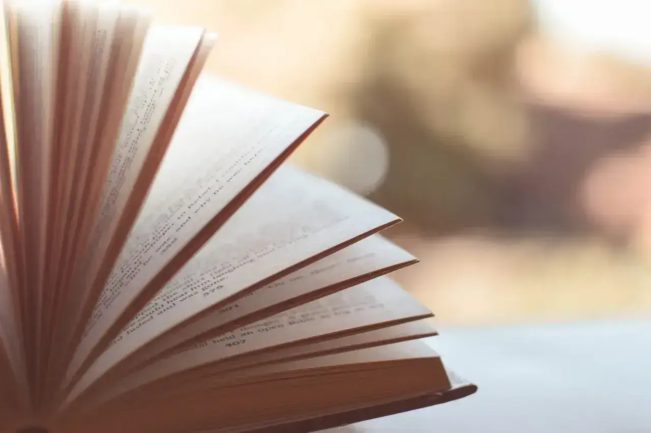 Rozłożona książka, strony wirują jak liście. W tej literaturze odnajdujemy synkretyzm, mieszankę stylów i idei, tworzącą unikalną opowieść.