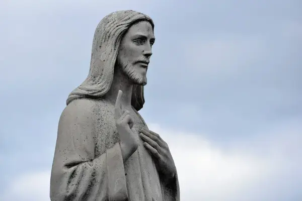 Kamienna rzeźba Jezusa z uniesionym palcem, przypominająca o nauczaniu św. Augustyna.